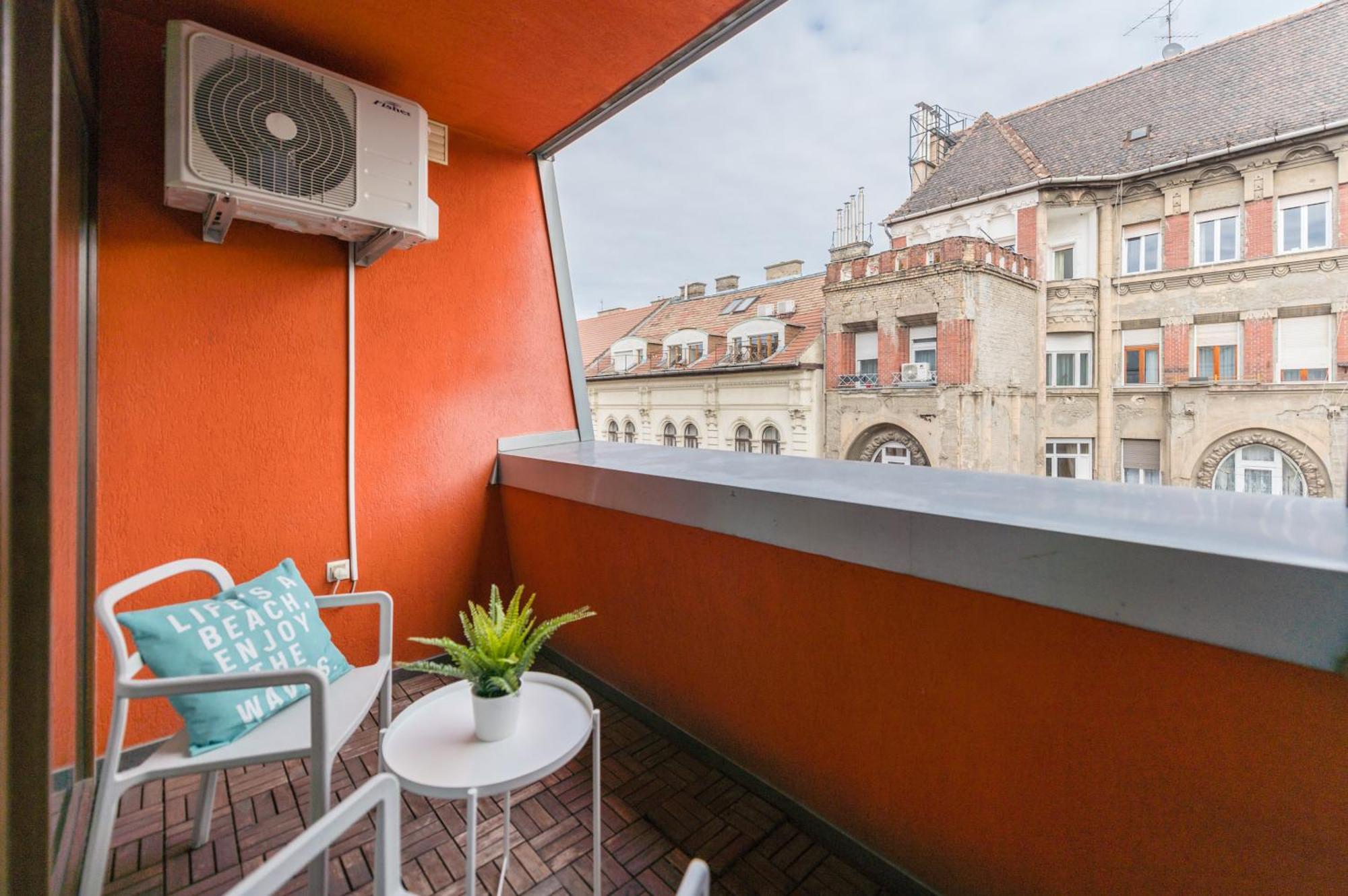 Miami Vice Apartment With Balcony Budapeste Exterior foto