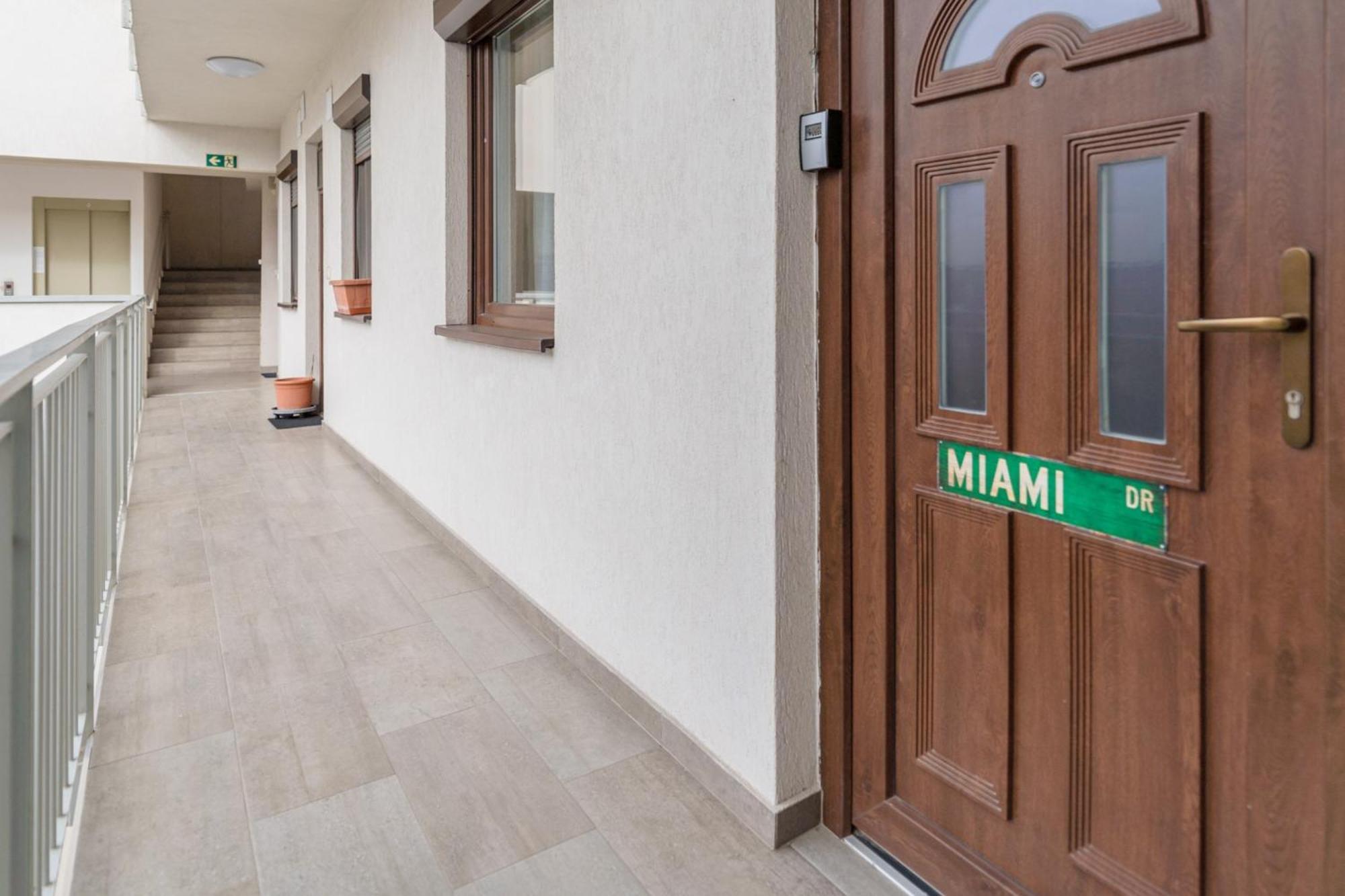 Miami Vice Apartment With Balcony Budapeste Exterior foto
